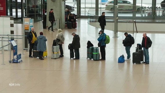 Eine Warteschlange im Hamburger Flughafen. © Screenshot 