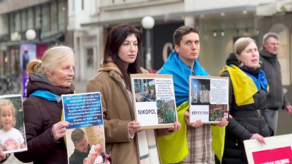 Menschen demonstrieren in Hamburg für Frieden in der Ukraine. © Screenshot 