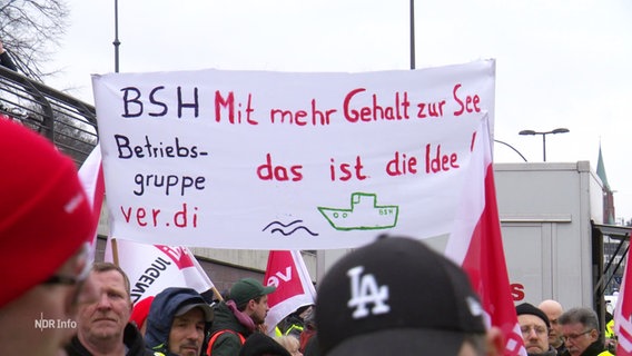 Streikende der Gewerkschaft Ver.di aus dem Hamburger Hafen fordern höhere Löhne. © Screenshot 