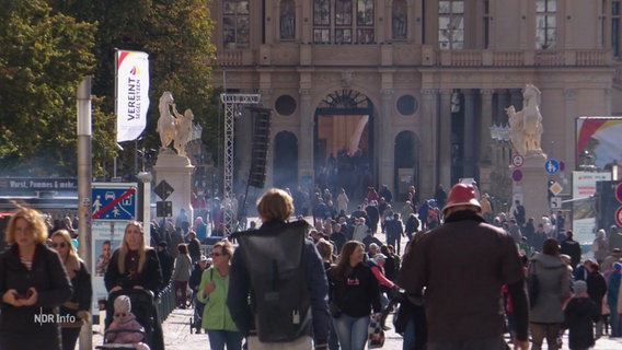 Besuchermassen in der Schweriner Innenstadt. © Screenshot 