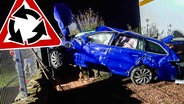 Ein Auto ist in einem Vorgarten verunfallt. (extra 3 vom 27.02.2025 im Ersten) © NDR 