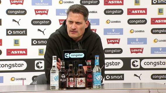 St. Pauli Coach Alexander Blessin sitzt bei einer Pressekonferenz. © Screenshot 