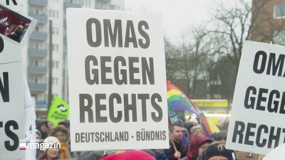 Ein Plakat der Omas gegen Rechts bei einer Demonstration. © Screenshot 