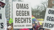 Ein Plakat der Omas gegen Rechts bei einer Demonstration. © Screenshot 