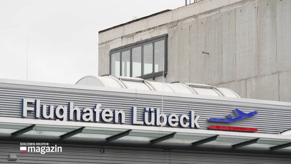 Der Schriftzug "Flughafen Lübeck" auf einem Terminal des selbigen. © Screenshot 