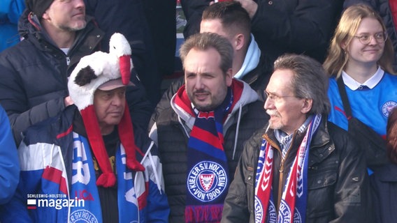 Fans von Holstein Kiel in voller Montur im Stadion. © Screenshot 