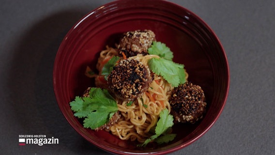 Hackbällchen mit chinesischen Nudeln. © Screenshot 