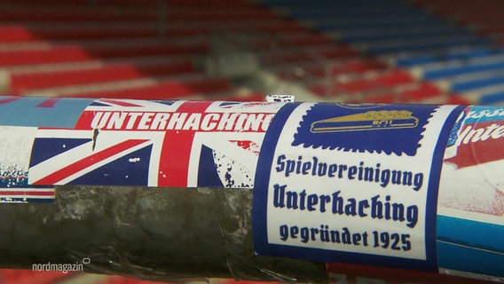 Aufkleber im Stadioninnenraum der SpVgg Unterhaching. © Screenshot 