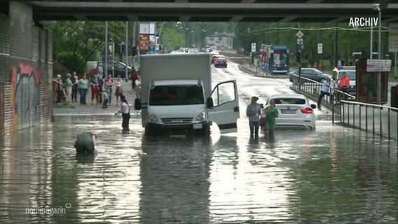 Archiv: Hochwasser hat eine Unterführung unter Wasser gesetzt. © Screenshot 