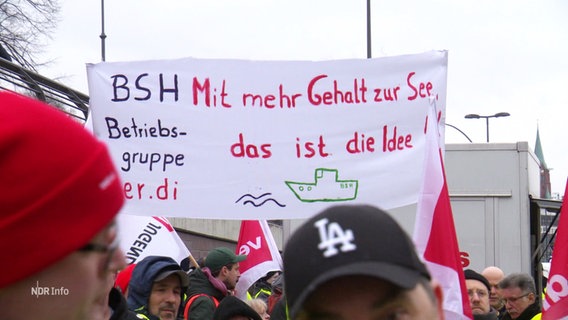 "Mit mehr Gehalt zur See, das ist die Idee!", steht auf einem Banner bei einem Verdi-Warnstreik des ÖPNV. © Screenshot 