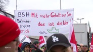 "Mit mehr Gehalt zur See, das ist die Idee!", steht auf einem Banner bei einem Verdi-Warnstreik des ÖPNV. © Screenshot 