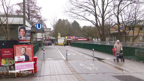 Wahlplakate stehen an einem Brückengeländer. © Screenshot 