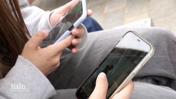 Zwei Jugendliche halten Smartphones in den Händen © Screenshot 