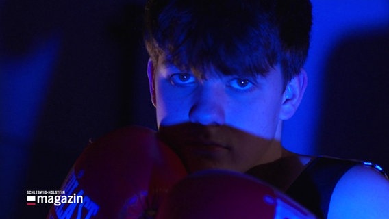 Ein Boxer deckt mit den Boxhandschuhen sein Gesicht ab. © Screenshot 