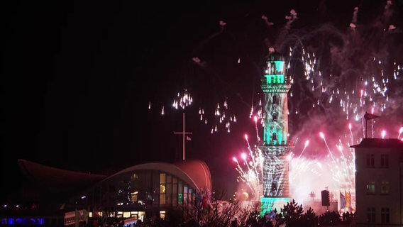 Der Leuchtturm in Warnemünde mit Feuerwerk und Laser-Show. © Screenshot 