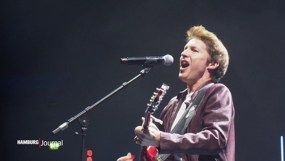 James Blunt performt auf der Bühne. © Screenshot 