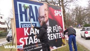 Das Wahlplakat von Olaf Scholz wird mit dem von Peter Tschentscher überklebt. © Screenshot 