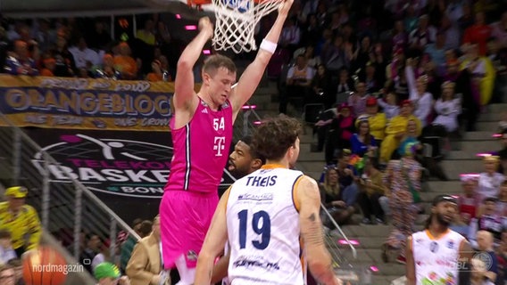 Ein Basketballspiel zwischen den Baskets Bonn und den Rostock Seawolves. © Screenshot 