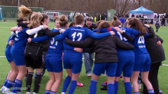 Neubrandener Fußballerinnen feiern ihren Sieg. © Screenshot 