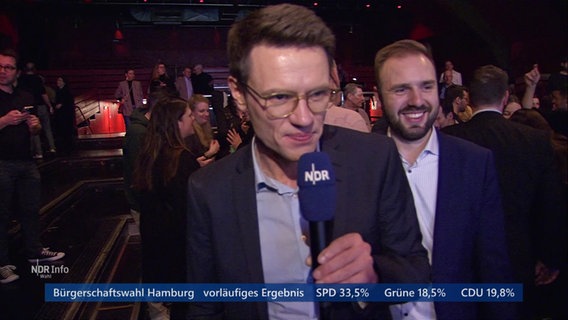 NDR Reporter Johannes Jolmes auf der SPD Wahlparty. © Screenshot 