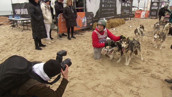 Schauspieler Wolfgang Lippert freut sich über seinen Sieg beim Schlittenhunderennen "Baltic Lights" auf Usedom. © Screenshot 