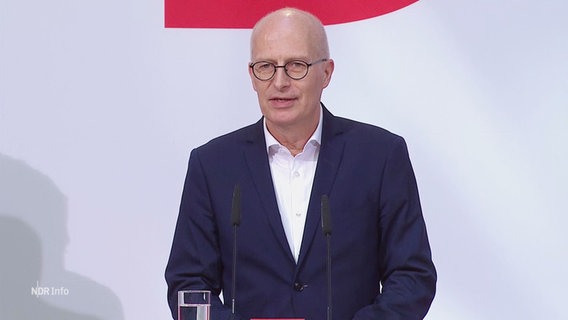 Hamburgs Erster Bürgermeister Peter Tschentscher spricht nach dem Wahlsieg der SPD am Montagvormittag in Berlin zu Journalisten. © Screenshot 