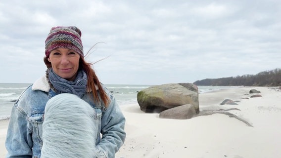 Michaela Koschak moderiert das Wetter von der Insel Hiddensee. © Screenshot 