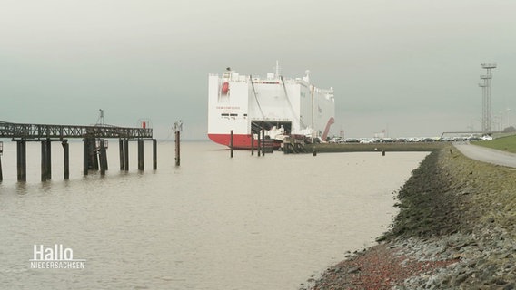 Ein Schiff am Seehafen. © Screenshot 