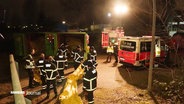 Einsatzkräfte der Feuerwehr stehen an einem Einsatzort. © Screenshot 