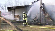 Ein Feuerwehrmann löscht einen Brand. © Screenshot 