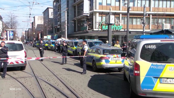 Polizisten stehen hinter einer Absperrung in der Mannheimer Innenstadt. © Screenshot 