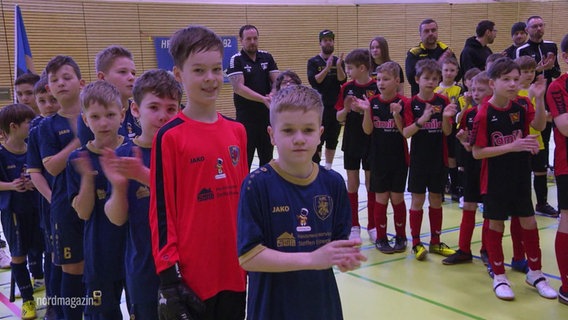 Fußballspieler beim Greifswalder Benefizturnier für Kinder. © Screenshot 