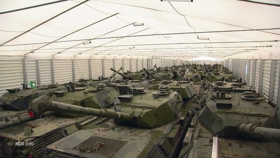 Panzer in einer Lagerhalle. © Screenshot 