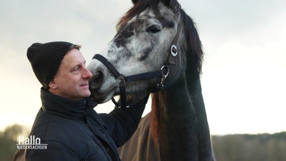 Ein Mann mit einem Pferd. © Screenshot 