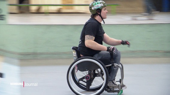 Ein Junge im Rollstuhl fährt in einem Skatepark. © Screenshot 