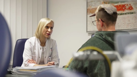 Maggie banys-Paluchowski, Leiterin des Brustkrebszentrums in Kiel, spricht mit Patientin Magdalena Lorenz. © Screenshot 