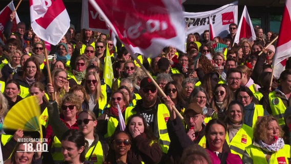 Beschäftigte des öffentlichen Dienstes bei einer Protestveranstaltung. © Screenshot 