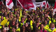 Beschäftigte des öffentlichen Dienstes bei einer Protestveranstaltung. © Screenshot 