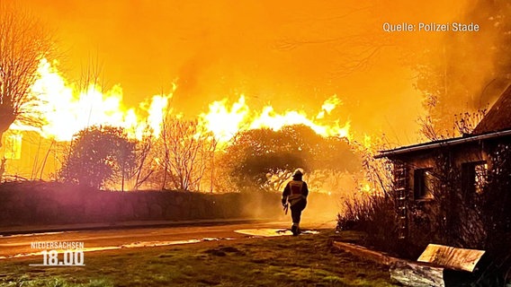 Einsatzkräfte der Feuerwehr löschen einen Brand. © Screenshot 