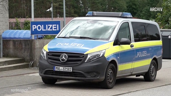 Ein Polizeifahrzeg steht vor einer Polizeiwache. © Screenshot 