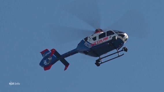 Ein Polizeihubschrauber steht am Himmel. © Screenshot 