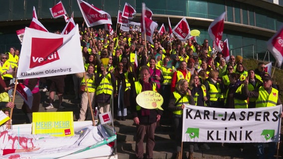 Beschäftigte des öffentlichen Dienstes bei einer Protestveranstaltung. © Screenshot 