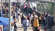 Blick auf die belebte Promenade an den Hamburger Landungsbrücken bei sonnigem Wetter © Screenshot 