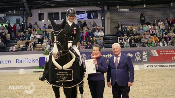 Susanne Krohn wird das Goldene Reitabzeichen bei den VR Classics übergeben. © Screenshot 