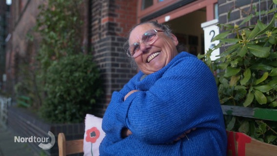 Helga Halbeck, die gute Seele des Toilettenhäuschens am Hamburger Fischmarkt. © Screenshot 