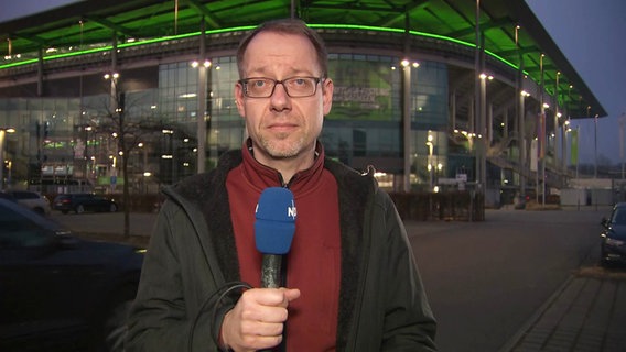 Jörg Naroska vor dem Wolfsburger Stadion © Screenshot 