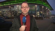 Jörg Naroska vor dem Wolfsburger Stadion © Screenshot 