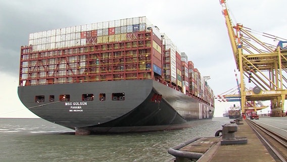 Ein Containerschiff am Hafen © Screenshot 