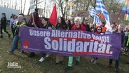 Demonstrierende in Bad Fallingbostel beim AfD-Parteitag. © Screenshot 