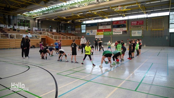 Ein Handballverein trainiert in der Alfelder Sporthalle. © Screenshot 